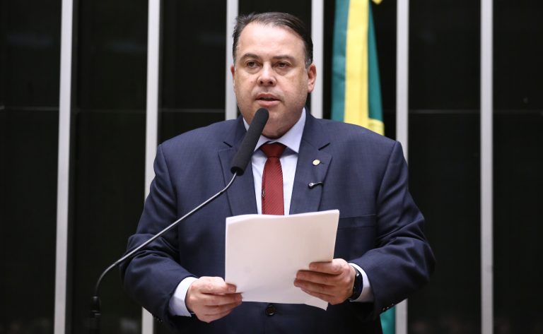 Comissão aprova projeto que torna obrigatória advertência em celulares sobre prejuízos de uso excessivo