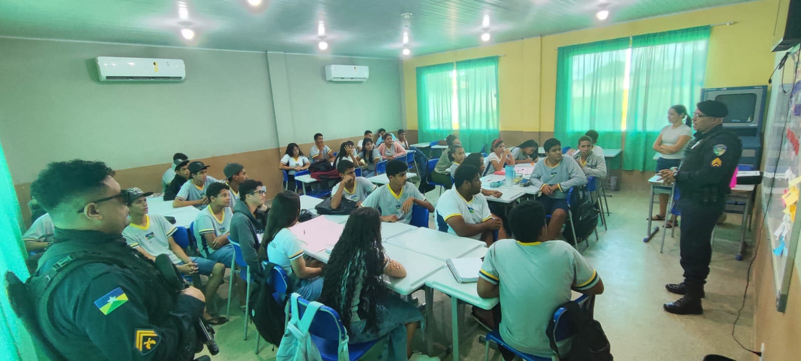Policiais militares realizam palestra educativa em escola no distrito de Rio Branco