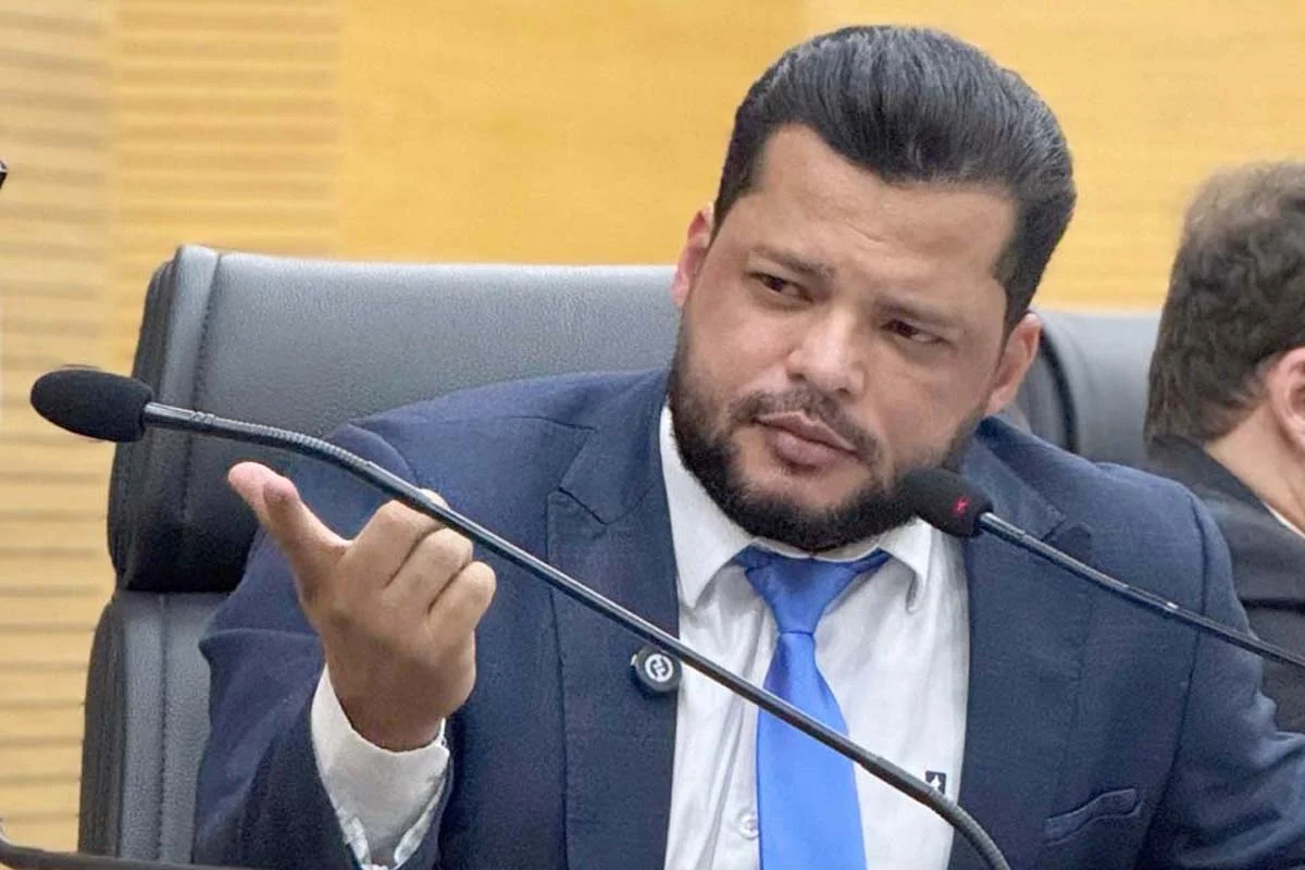 Deputado Edevaldo Neves solicita melhorias na quadra da escola Presidente Tancredo de Almeida Neves