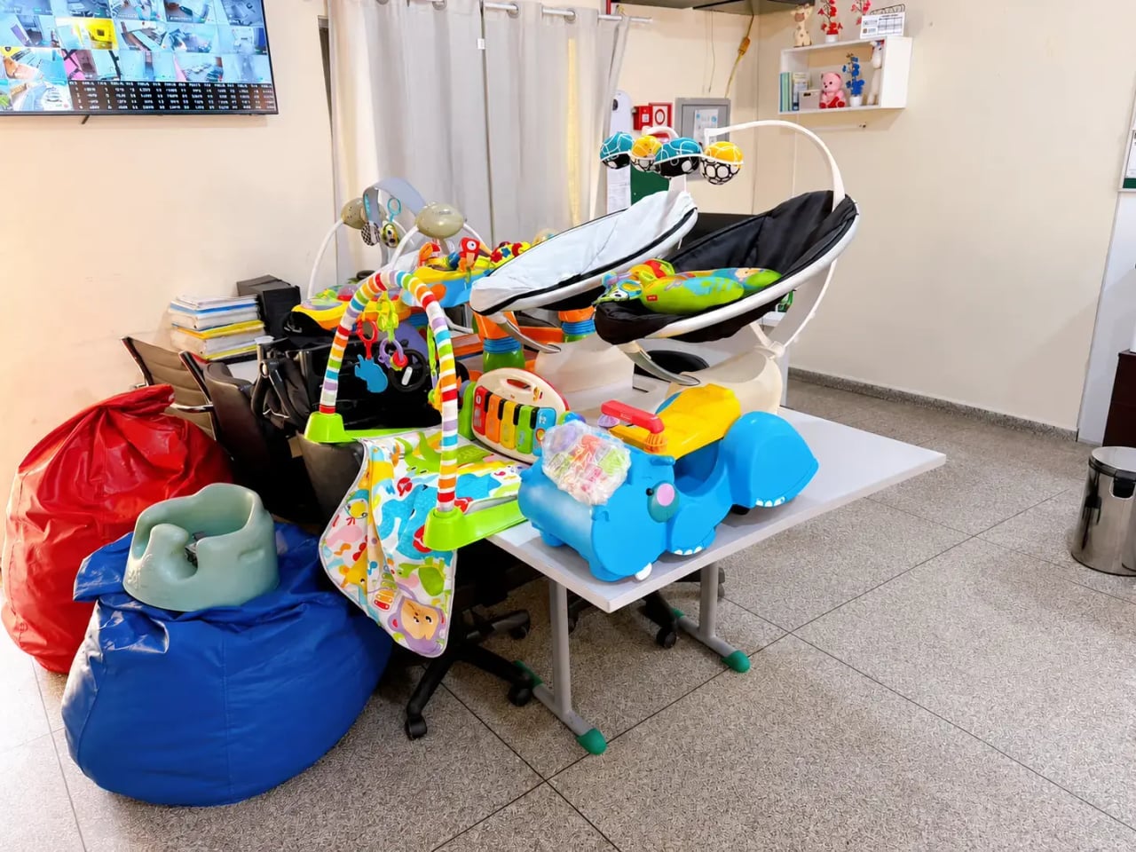 Elizângela Gonçalves doa artigos para bebês na Casa Criar, projeto Apadrinhando uma História