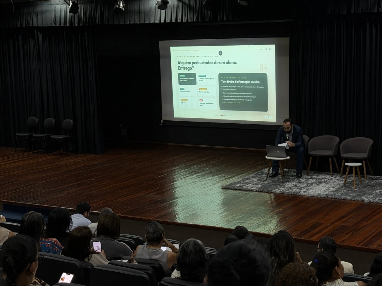 Gestores escolares recebem orientações sobre proteção de dados de estudantes em seminário