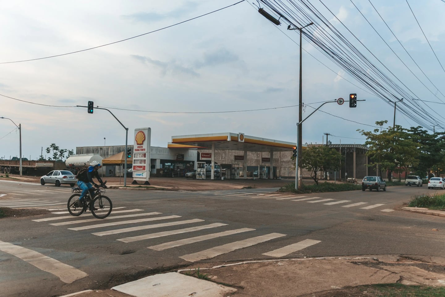 Novo semáforo é instalado na avenida Mamoré e rua Capão da Canoa para aumentar a segurança