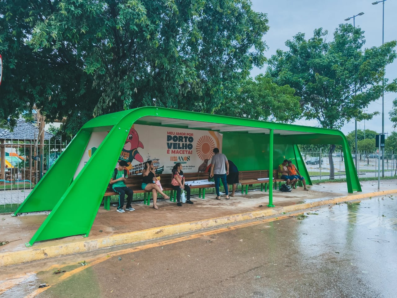 Passageiros de Porto Velho contam com novo abrigo de ônibus mais moderno e confortável