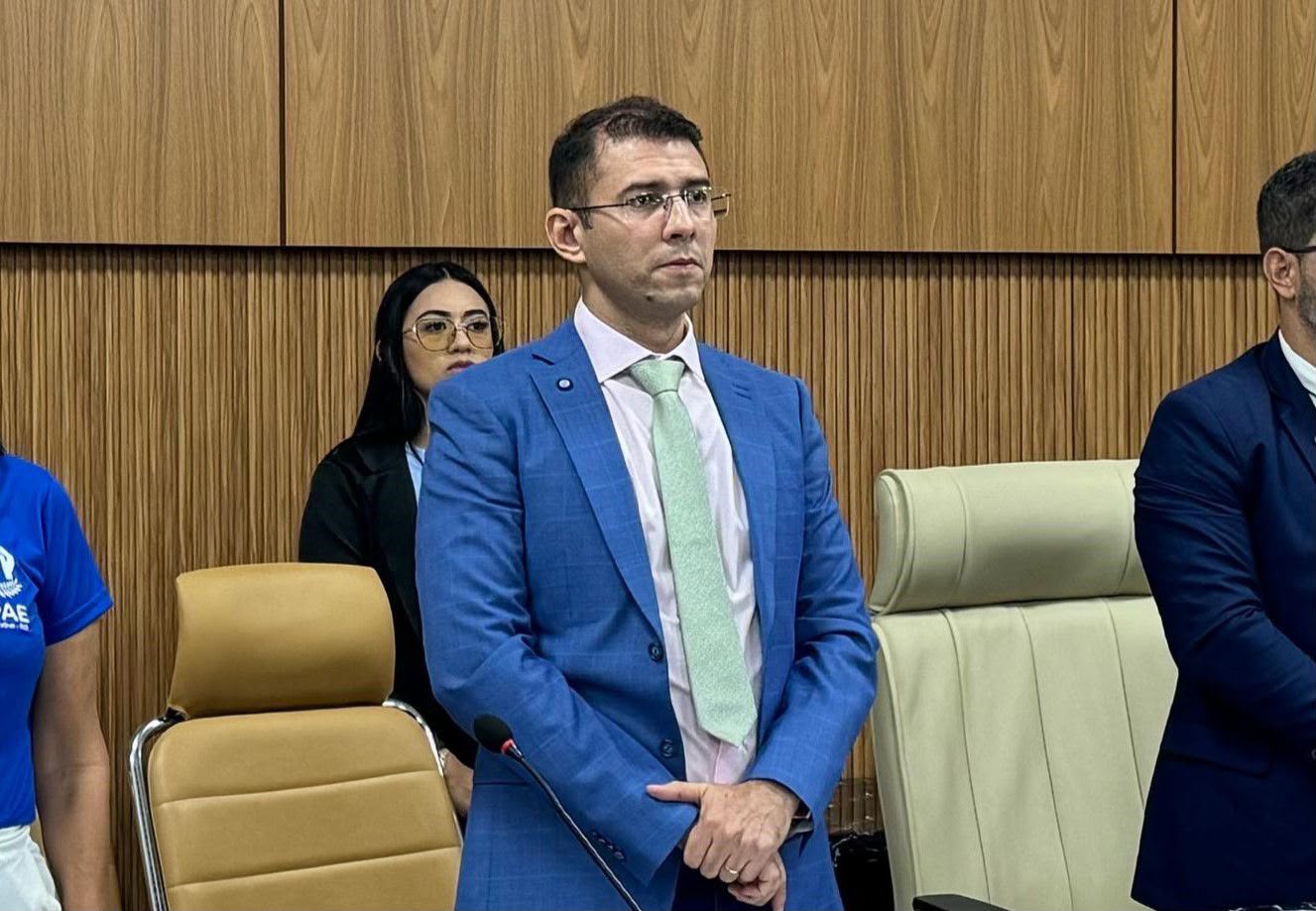 Prefeitura, após solicitação de Pedro Geovar, realiza limpeza em córrego