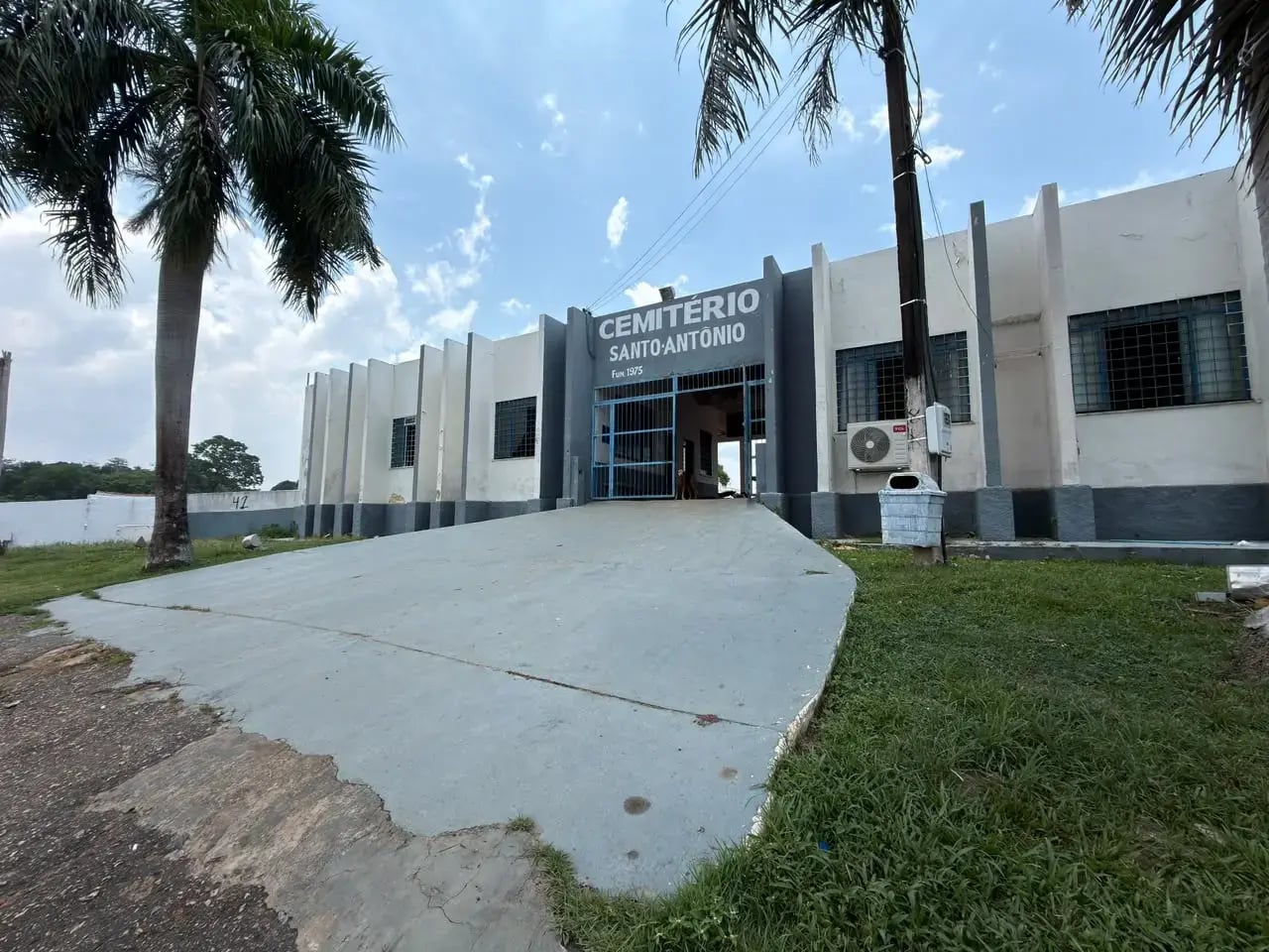 Trabalho de limpeza é intensificado no Cemitério Santo Antônio na segunda-feira