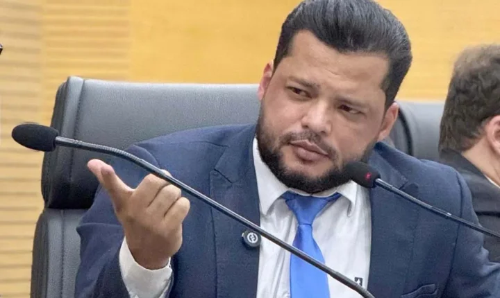 Deputado Edevaldo Neves solicita melhorias na quadra da escola Presidente Tancredo de Almeida Neves