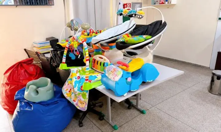 Elizângela Gonçalves doa artigos para bebês na Casa Criar, projeto Apadrinhando uma História