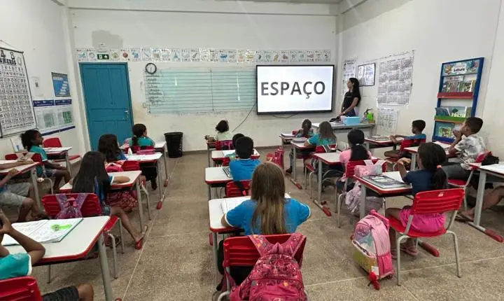 Investimento de Ezequiel Neiva traz lousas digitais para escolas de Corumbiara