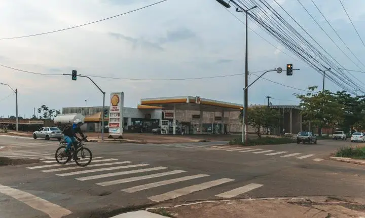 Novo semáforo é instalado na avenida Mamoré e rua Capão da Canoa para aumentar a segurança