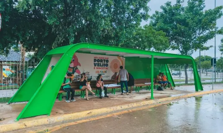 Passageiros de Porto Velho contam com novo abrigo de ônibus mais moderno e confortável